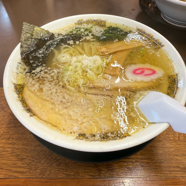 「羅臼昆布と伊吹いりこの背脂塩ラーメン」@青竹手打ちラーメン 麺屋ようすけ 佐野新都市店の写真
