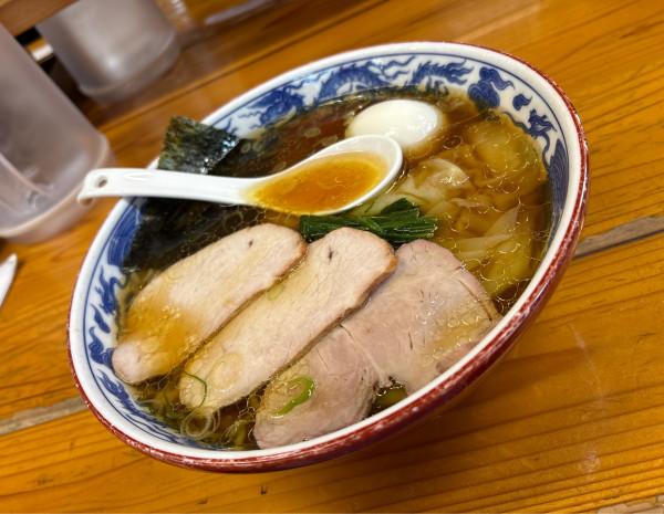 「ワンタン麺＋半熟煮玉子」@とら食堂の写真