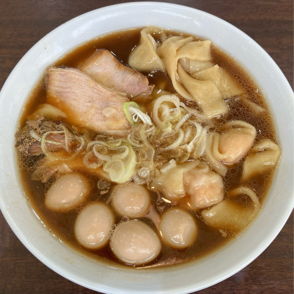 「醤油らーめん990円海老ﾜﾝﾀﾝ200円うずらの味玉100円」@らーめん 木陰 四街道店の写真