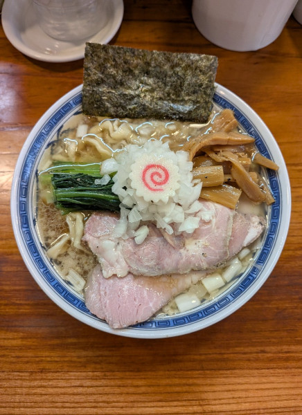 「煮干し香る背脂手揉み中華そば」@アメノオトの写真