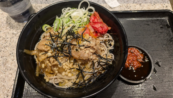 「【期間限定】月見うま肉そば」@名代 富士そば 高円寺店の写真