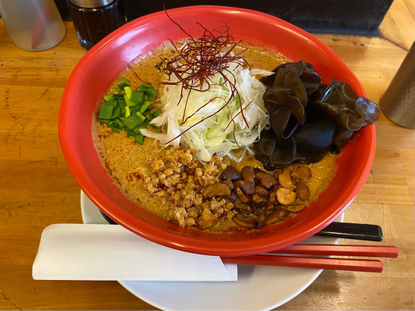 「激辛坦々麺（２辛）1,100円+小ライス120円」@種実坦々麺菊川の写真