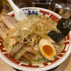東京豚骨得入りラーメン（大盛無料◦ストレート麺）1,270円