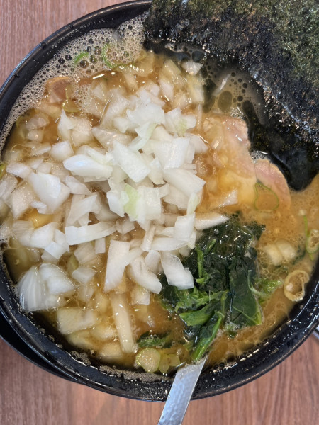 「ラーメン900円＋玉ねぎ100円」@家系ラーメン王道家直伝 との丸家 八千代店の写真