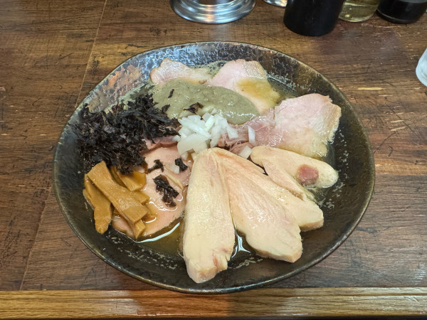 「煮干しそば+叉焼(豚2鶏2)」@青森煮干鉢銀の写真