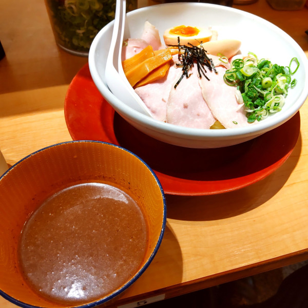 「【夏季限定】冷やしつけ麺チャーシュー増し味玉（￥1,200）」@ラーメン横綱 クリスタ長堀店の写真