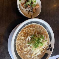 ランチ　醤油ラーメンと豚めし　750円