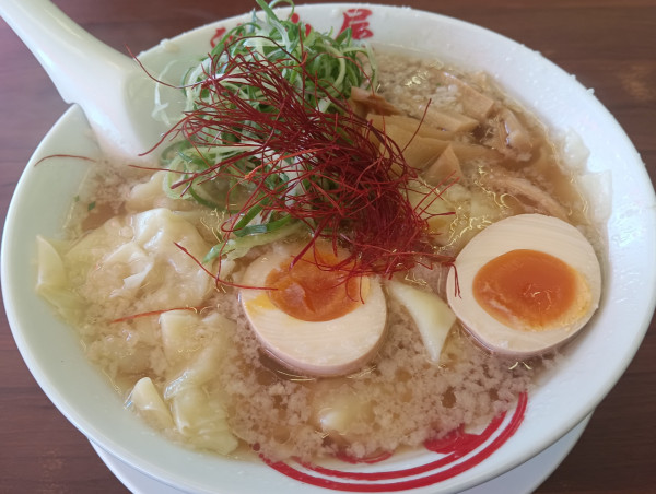 「魚貝香る旨塩九条ねぎ雲吞麺（100円引き、味玉サービス）」@ラーメン魁力屋 足立鹿浜店の写真