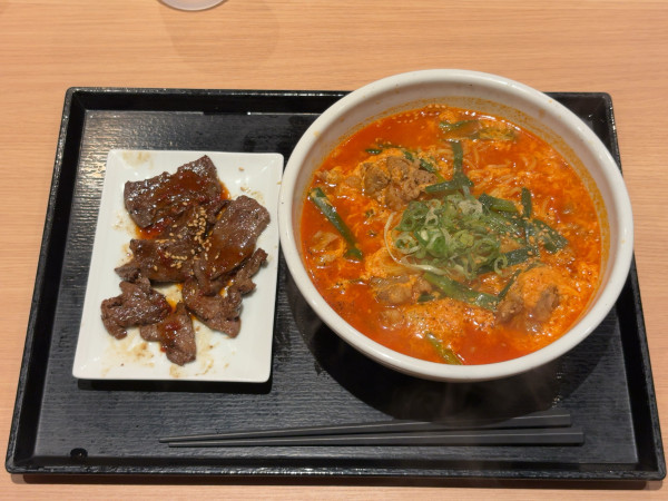 「王道カルビラーメン 厚切りハラミ皿タレ」@焼きたてのかるび 千葉弁天店の写真