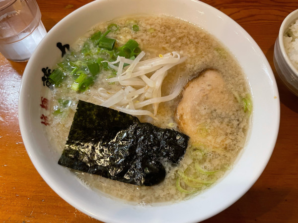 「ラーメン　半ライス」@東京豚骨拉麺 藤丸の写真