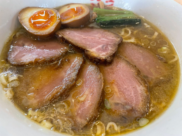 「肉そば+煮玉子+チャーハン(1800円)」@中華そば まるきの写真