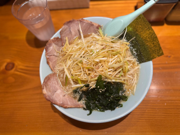 「ネギラーメン(普通)950円＋SNSサービスチャーシュー1枚」@ラーメンショップ〇化 池袋店の写真