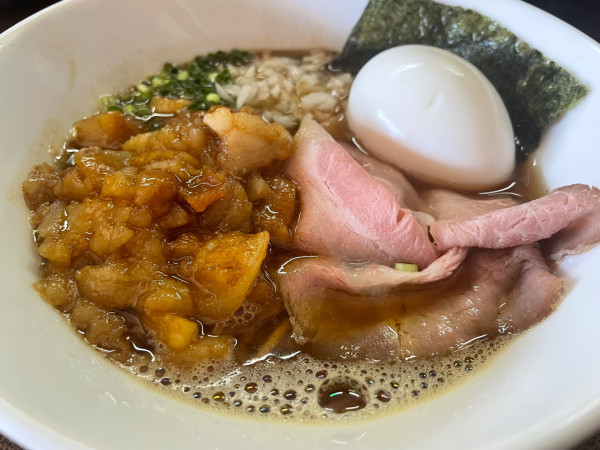 「淡麗煮干醤油+味玉+背脂(1300円)」@2番ライト 煮干男の写真