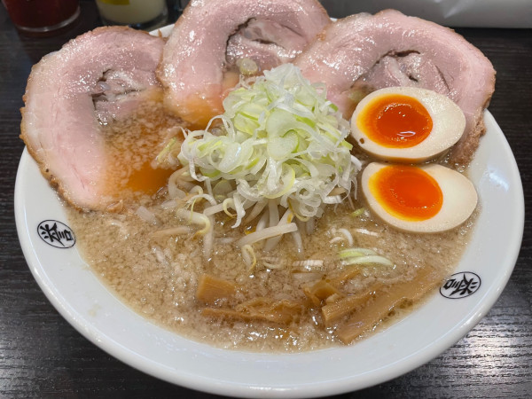 「しょうゆらーめん＋チャーシュー2枚＋味玉（1300円）」@こってりらーめん誉 新松戸店の写真