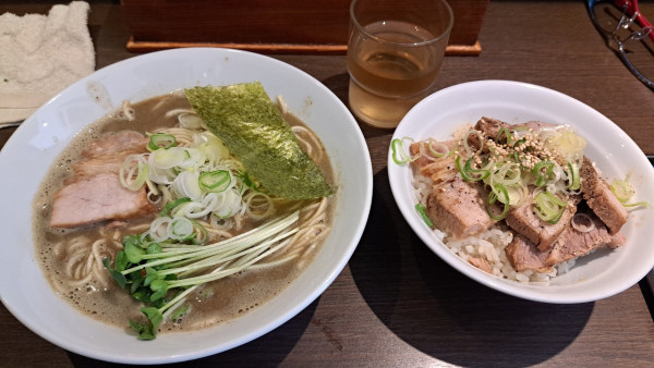 「肉煮干しそば+肉飯」@麺処 遊 蕨店の写真