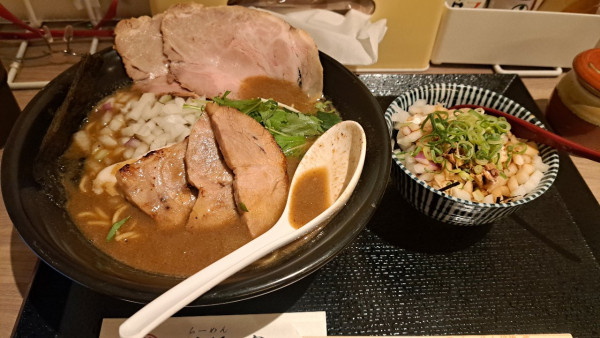 「空　濃厚煮干しラーメン+肉めし」@らーめん 桔梗と空 千住寿町店の写真