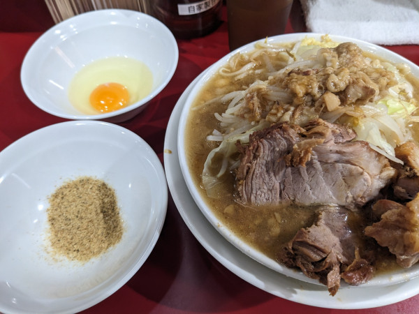 「ラーメン（小）＋生卵＋魚粉」@立川マシマシ 国分寺店の写真