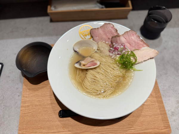 「[はまぐり×濃厚ペースト]塩の魚介らぁめん1380円」@Ramen 塩と貝 つなぐの写真