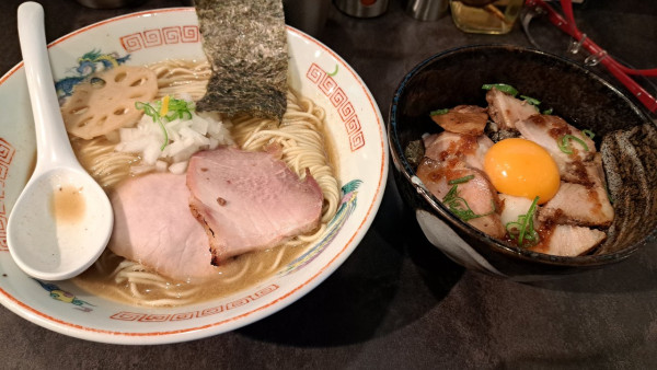 「濃厚煮干しそば1,100円+月見焼豚丼450円」@西永福の煮干箱の写真