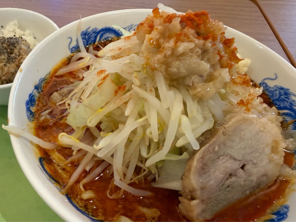 「辛ラーメン4辛+アブライス」@ジャンクガレッジ イオンレイクタウンmori店の写真