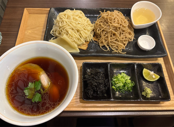 「【夏季限定】つけ麺（3種の麺の合盛り.醤油）」@らぁ麺  麦一粒の写真