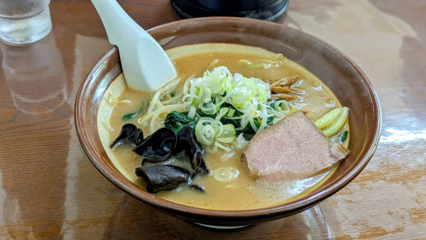 「ギョウジャニンニクラーメン（味噌）＋半チャーハン（1,290円＋」@ラーメン寶龍 新冠店の写真