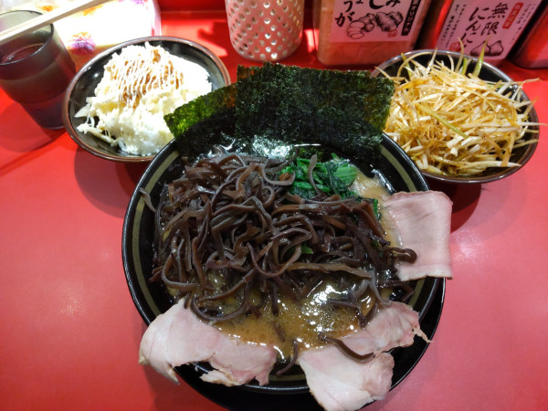 「チャーシューメン(3枚)＋ネギ白､キクラゲ、ライス」@家系ラーメン 王道乃印 新橋店の写真