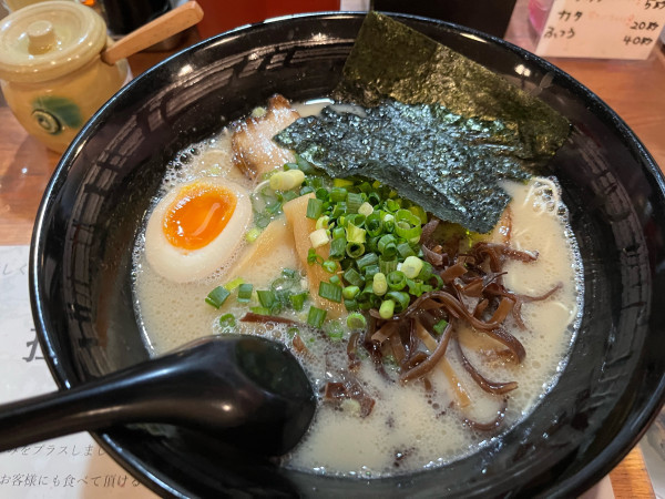 「醤油ベース全部入り」@博多とんこつラーメン しろひげの写真