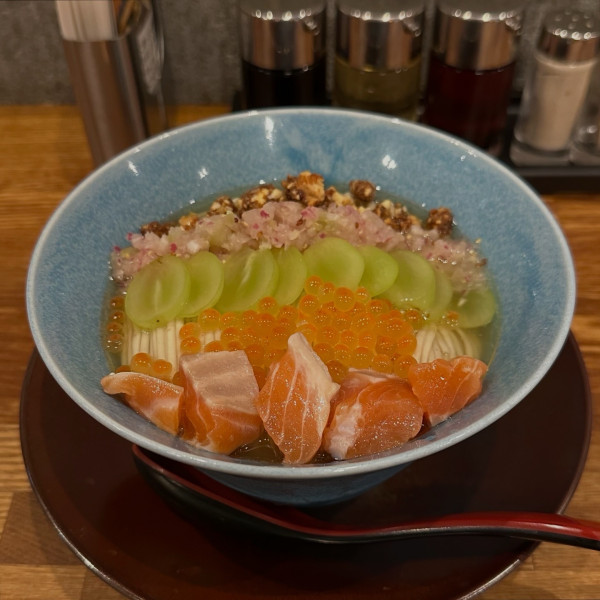 「ロイヤルサーモンとシャインマスカットイクラ添え冷やし麺」@麺処 青野の写真