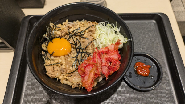 「【期間限定】月見うま肉そば」@名代 富士そば 飯田橋駅前店の写真