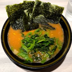 ラーメン　960 半麺　サービス青菜