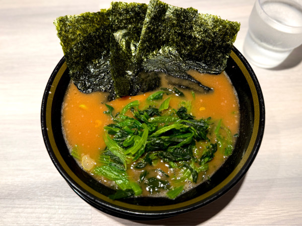 「ラーメン　960 半麺　サービス青菜」@横浜家系ラーメン てつ家の写真