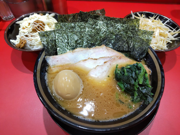 「王道ラーメン＋白ネギ､ライス」@カズ家 行徳店の写真
