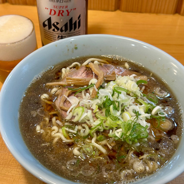 「最高の極煮干 並（太波打ち麺）＋瓶ビール」@まる鐵二代目の写真