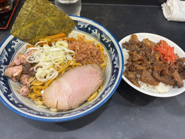 「油そば&牛すじ丼」@兎に角 柏店の写真