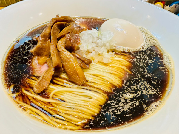 「煮干し醤油 黒猫そば【900円】」@猫と月の写真