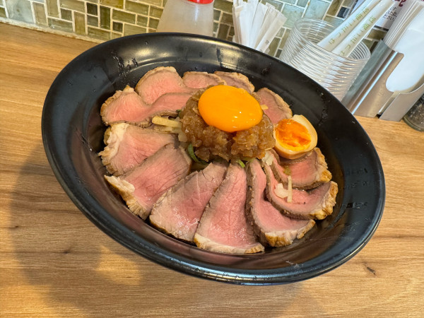 「ローストビーフの和えそば 背脂ver」@はつがい商店の写真