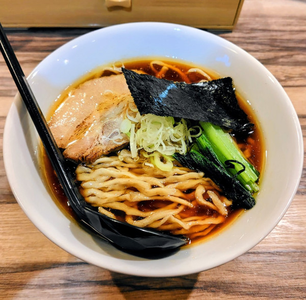 「親鶏醤油そば 900円 中盛り 100円」@自家製麺ぼっちの写真