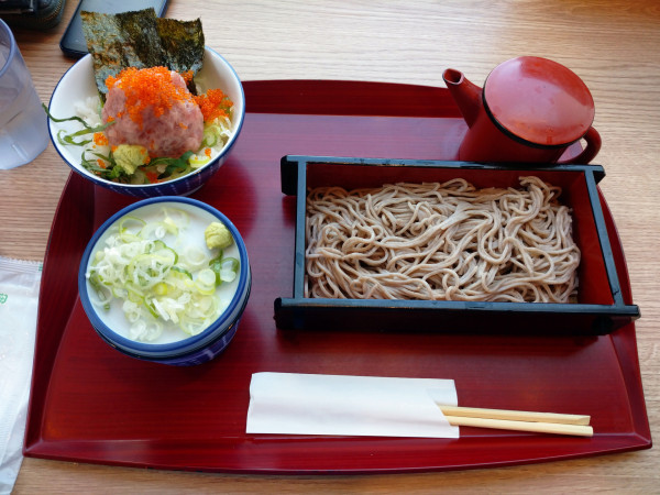 「山盛りねぎとろ丼セット(※二八そばに変更)」@そばじ アトレ川崎店の写真