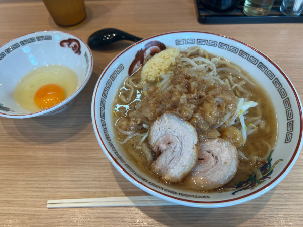 「小ラーメン　野菜少なめニンニクアブラマシマシカラメ＋生卵」@豚山 環2下永谷店の写真