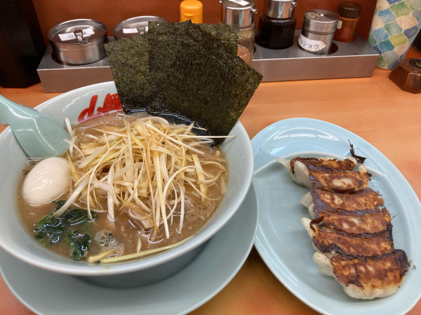 「醤油ネギラーメン+味玉+餃子」@ラーメン山岡家 さいたま宮前店の写真