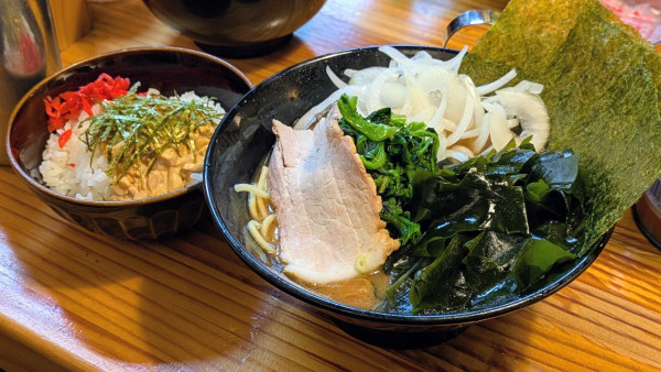 「ラーメン＋三陸産生わかめ＋玉ねぎ＋味玉めし（850円＋200円＋」@横横家 仙台店の写真