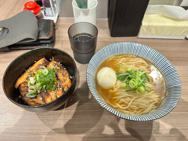 「かけ中華そば醤油とミニ豚丼セット味玉トッピング」@豚丼と中華そば クロちゃん食堂の写真