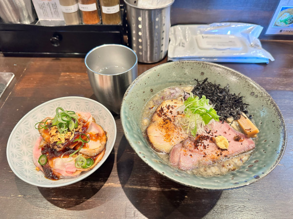「限定赤味噌と麹味噌と煮干し太麺　ローストポーク丼」@ラーメン こころの写真