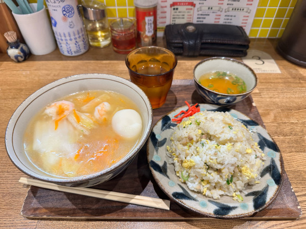 「海老と野菜の広東麺の味玉トッピングと炒飯スープ付」@ラーメンハウス アヒル軒の写真