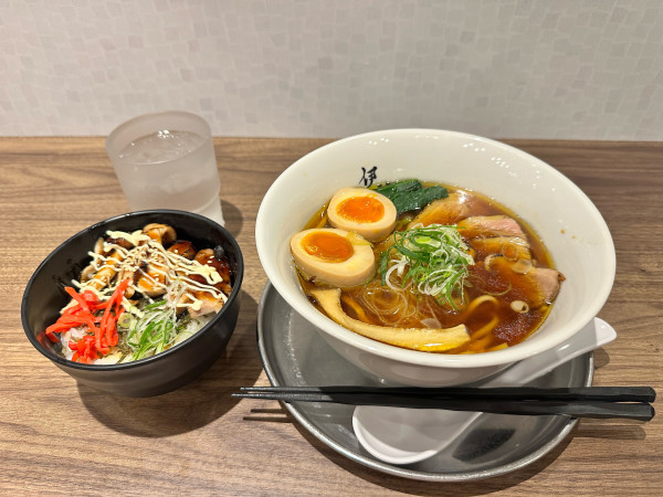 「炙り鴨の特製平打ち麺醤油味に味玉トッピングとテリマヨ鶏めし」@麺行使 伊駄天 本店の写真