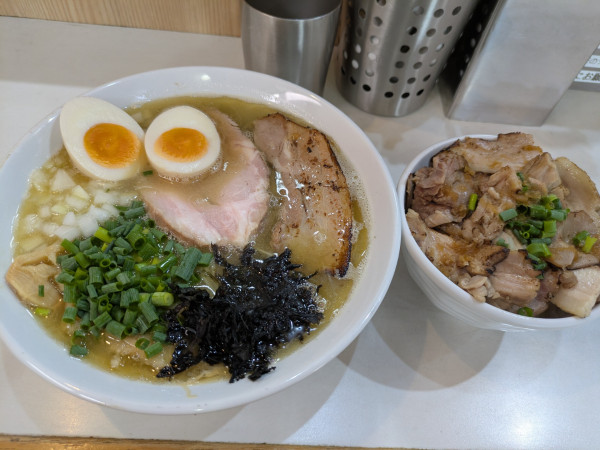 「煮干し香る塩ラーメン大盛り➕チャーシュー丼」@麺屋 扇 SENの写真