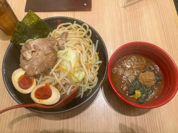 「全部のせ特濃つけ麺大盛り（1460円）」@つけ麺専門店 三田製麺所 ダイバーシティ東京プラザ店の写真