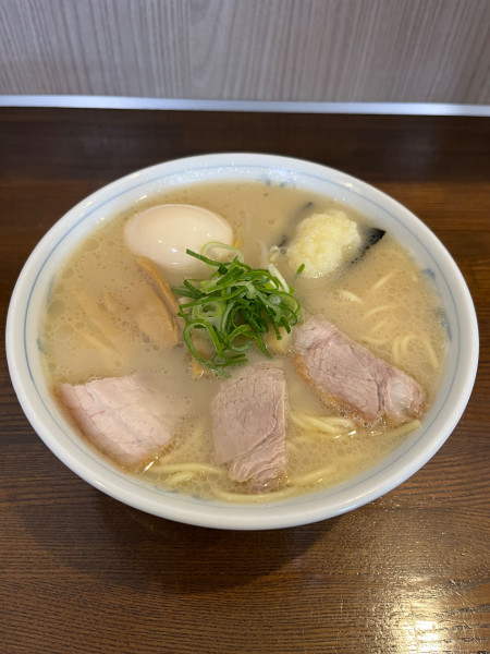 「中華そば味付玉子入（小）＋にんにく」@岡本中華 小松島本店の写真