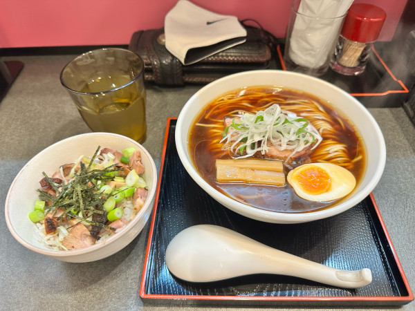 「丸鶏たまり醤油らぁ麺とチャーシュー飯」@らぁ麺 幸跳の写真